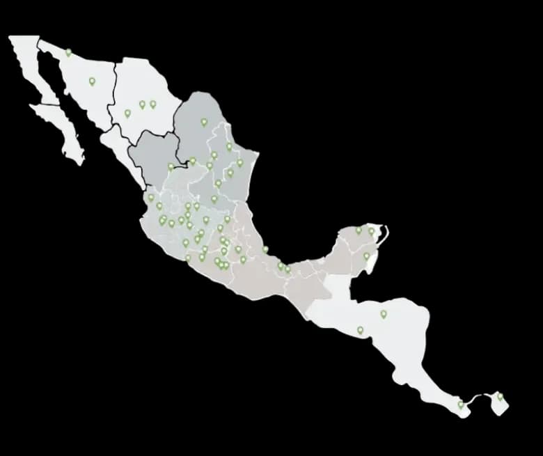 Mapa de México mostrando las ubicaciones de los proyectos de cogeneración instalados por la empresa, marcados con puntos verdes sobre un fondo transparente.