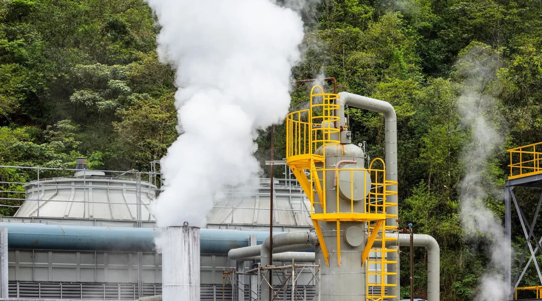 Una imagen donde se puede ver una fábrica que representa el para qué se utiliza el vapor en la industria en el mundo actual.